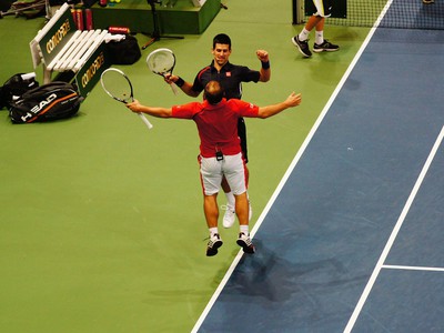Marián Vajda a Novak Djokovič oslavujú bod
