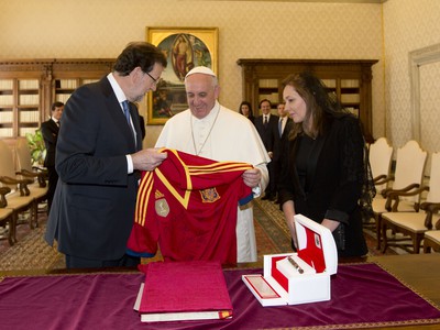 Pápež František dostal dres Španielska