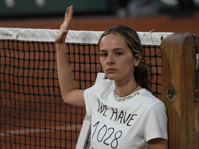 Aktivistka prerušila semifinále a priviazala sa o tenisovú sieť