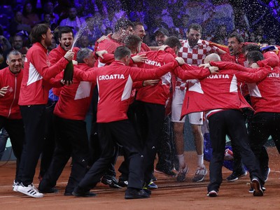 Chorvátsky tenista Marin Čilič (štvrtý sprava) sa teší s členmi chorvátskeho daviscupového tímu