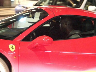 Mario Balotelli vo svojom luxusnom Ferrari