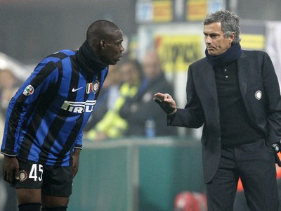 Jose Mourinho dáva pokyny Mariovi Balotelliu