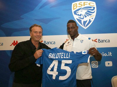 Prezident Brescie Massimo Cellino (vľavo) a futbalista Mario Balotelli držia klubový dres na tlačovej konferencii v Brescii