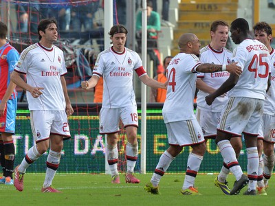 Mario Balotelli (vpravo) so spoluhráčmi oslavuje gól do siete Catanie