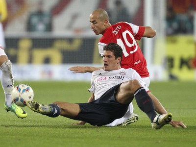 Mario Gomez a Elkin Soto