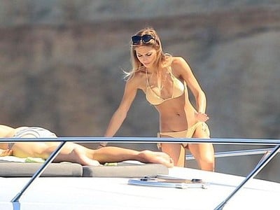 Mario Götze si užíva oddych s modelkou Annou-Kathrin Brömmelovou na Ibize