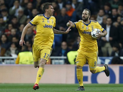 Mario Mandžukič a Gonzalo Higuaín oslavujú vedúci gól Juventusu