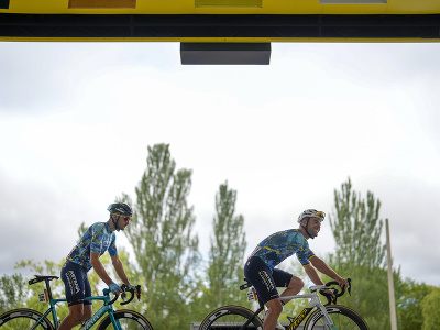 Britský cyklista Mark Cavendish (vpravo) a jeho tímový kolega Gianni Mosconi z Talianska prichádzajú dať podpis na štartovaciu listinu pred druhou etapou prestížnych cyklistických pretekov Tour de France (TdF) v severošpanielskom meste Vitoria-Gasteiz