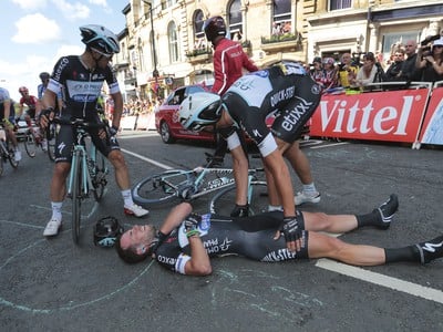 Marka Cavendisha v prvej etape zastavil škaredý pád v cieľovej rovinke a Sagan tak stratil najväčšieho súpera v súťaži o zelený dres