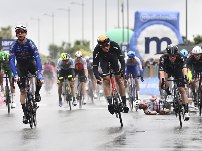 Austrálsky cyklista Kaden Groves (vpredu vľavo) víťazí a v pozadí padá Brit Mark Cavendish v 5. etape cyklistických pretekov Giro d´Italia