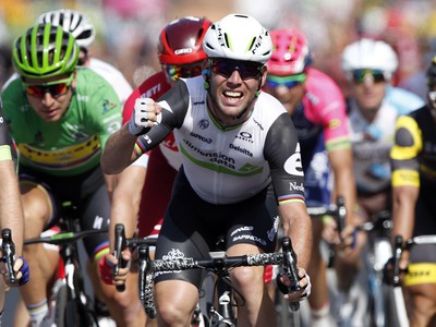 Víťazné gesto britského cyklistu Marka Cavendisha (Team Dimension Data) v cieli  6. etapy 103. ročníka prestížnych cyklistických pretekov Tour de France z Arpajon-sur-Cere do Montaubanu (190,5 km) 7. júla 2016.