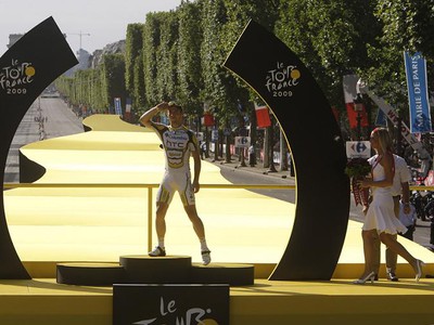 Mark Cavendish na stupni víťazov po poslednej etape TdF, 26.7.2009