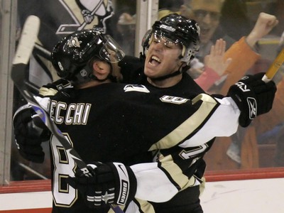 Mark Recchi oslavuje gól s Malkinom ešte v drese Penguins
