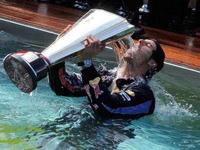 Mark Webber si užíval triumf v Monaku