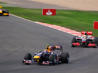 Mark Webber stíhaný Lewisom Hamiltonom