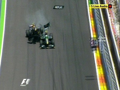 Mark Webber narazil zo zadu do Heikkiho Kovalainena