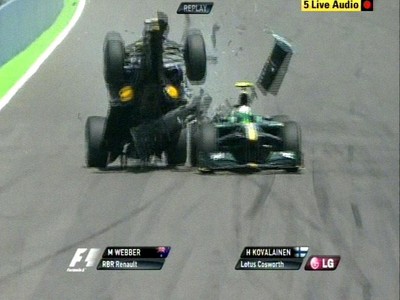 Mark Webber narazil zo zadu do Heikkiho Kovalainena