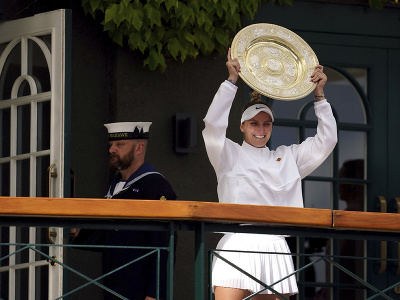Markéta Vondroušová s trofejou na balkóne pre šampiónov Wimbledonu