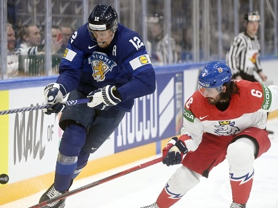 Fínsky hokejista Marko Anttila (vľavo) český hráč Michal Kempný bojujú o puk