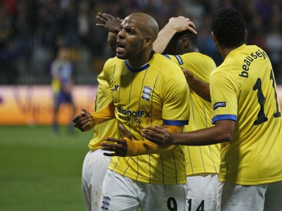 Marlon King oslavuje so