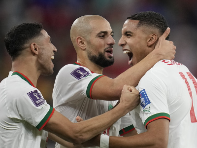 Marocký hráč Abdelhamid Sabiri (vpravo) oslavuje so spoluhráčmi Achrafom Hakimim (vľavo) a Sofyanom Amrabatom
