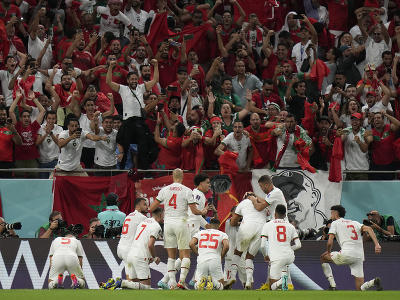 Futbalisti Maroka oslavujú gól 