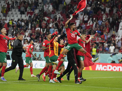 Marockí futbalisti po historickom postupe do semifinále MS oslavujú s fanúšikmi