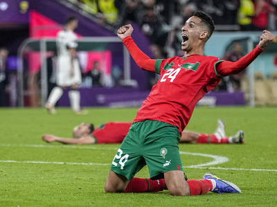 Marocký hráč Bilal El Khannous oslavuje po výhre nad Portugalskom
