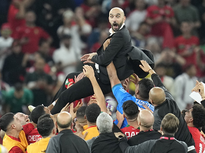 Marockí hráči vyhadzujú do vzduchu trénera Walida Regraguiho (hore) po výhre nad Portugalskom 