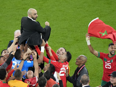 Marockí hráči vyhadzujú do vzduchu trénera Walida Regraguiho (hore) po výhre nad Portugalskom 
