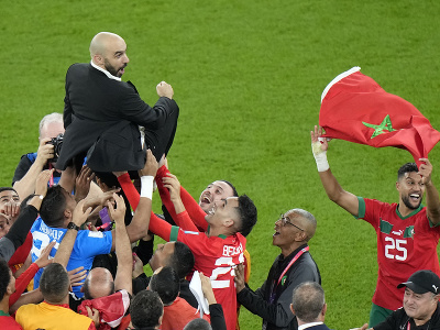 Marockí hráči vyhadzujú do