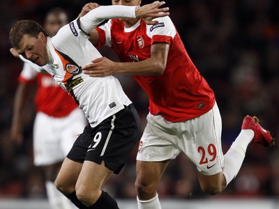 Chamakh v súboji s obrancom Gaiom