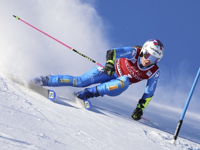 Talianska lyžiarka Marta Bassinová počas 1. kola obrovského slalomu Svetového pohára vo francúzskom stredisku Courchevel