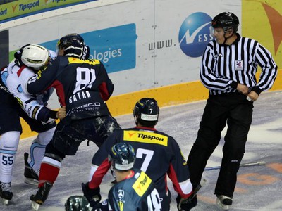 Martin Bača a Miroslav Šatan v pästnom súboji