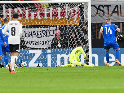Na snímke uprostred brankár Martin Dúbravka (Slovensko) po góle 