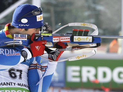Martin Fourcade pri streľbe v stoji