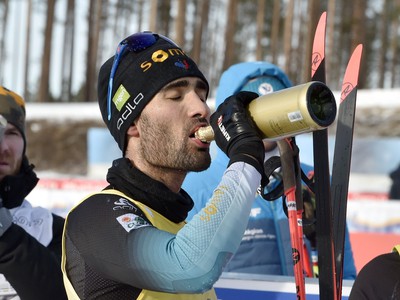 Martin Fourcade oslavuje víťazstvo vo fínskom Kontiolahti