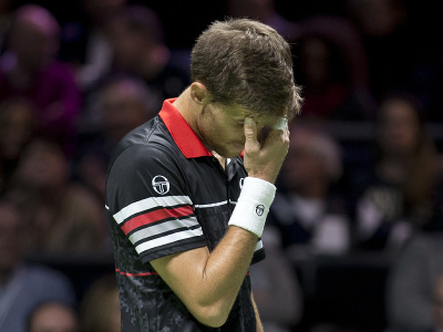 Slovenský tenista Martin Kližan reaguje vo finálovom zápase mužskej dvojhry Francúzovi Gaelovi Monfilsovi na turnaji ATP v holandskom Rotterdame