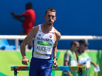 Slovenský atlét Martin Kučera počas rozbehov na 400 metrov cez prekážky