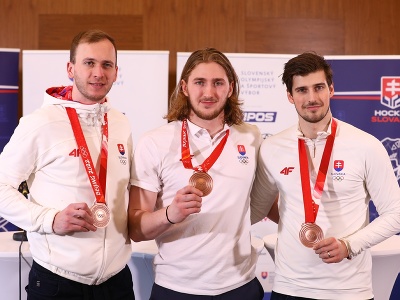 Martin Marinčin, Pavol Regenda a Patrik Rybár pózujú s bronzovými medailami