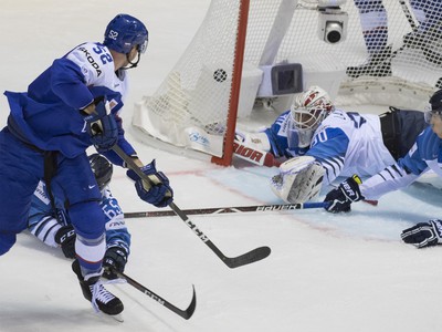 Na snímke slovenský hokejista Martin Marinčin prekonáva fínskeho brankára Kevina Lankinena