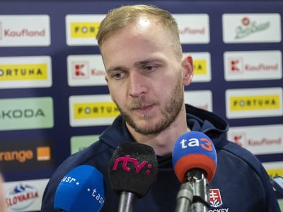Slovenský hokejový reprezentant Martin Marinčin dpovedá na otázky novinárov počas príchodu na reprezentačný zraz v Bratislave