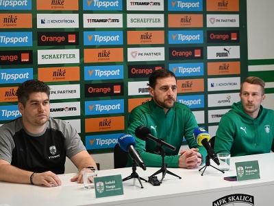 Na snímke zľava generálny manažér MFK Skalica Lukáš Varga, tréner tímu Pavol Majerník a kapitán družstva Martin Nagy