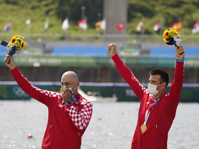 Chorvátski veslári Martin Sinkovič a Valent Sinkovič získali na OH 2020 v Tokiu zlaté medaily v dvojke bez kormidelníka