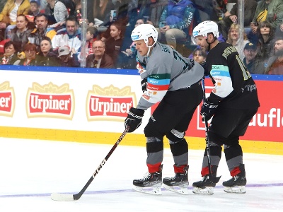 Zľava Martin Škrtel a Rastislav Pavlikovský počas hokejovej exhibície All Star legiend v Tipsport aréne v Banskej Bystrici