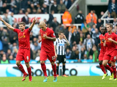 Steven Gerrard (8) s Martinom Škrtelom (37) a ďalšími spoluhráčmi oslavuje gól do siete Newcastle