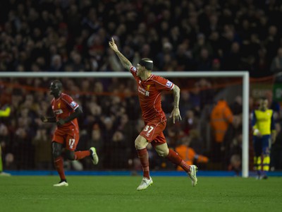 Hrdina Liverpoolu Martin Škrtel oslavuje gól do siete Arsenalu