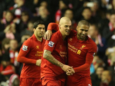 Martin Škrtel so spoluhráčmi oslavuje svoj gól