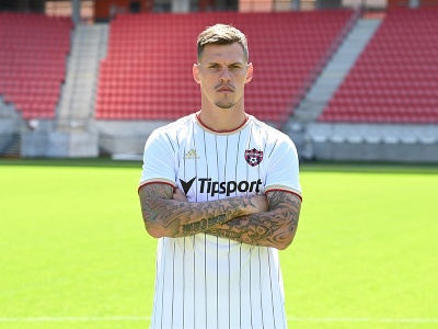 Martin Škrtel pózuje v drese FC Spartak Trnava