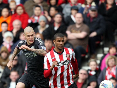Martin Škrtel v súboji s Fraizerom Campbellom
